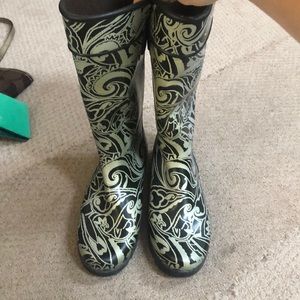 Sperry rain boots - black and white